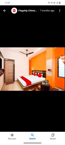 SaluaOyo chinar haven的一间拥有橙色墙壁的卧室和一张位于客房内的床