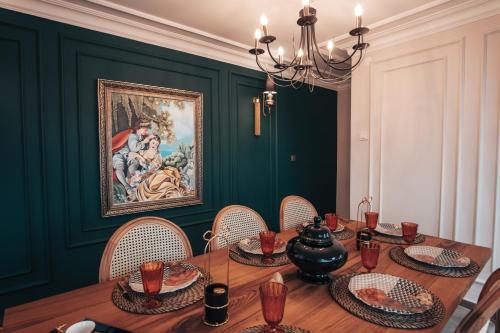 萨姆松Samsun Charme Hotel的用餐室配有桌椅和绘画作品
