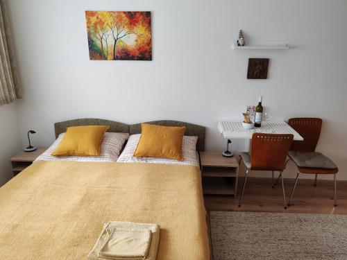 多纳瓦利Apartmán Sedmička Horec的一间卧室配有一张床和一张桌子及椅子
