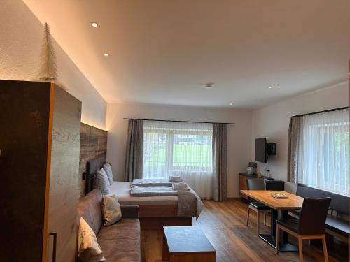 洛伊塔施汉德尔公寓酒店的客厅配有沙发和桌子