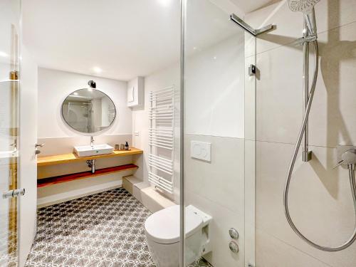 弗里肯豪森Hotel Wilma的带淋浴、卫生间和盥洗盆的浴室
