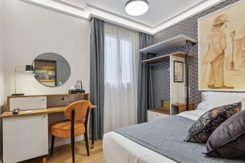 巴黎黎凡特酒店的配有一张床和一张书桌的酒店客房