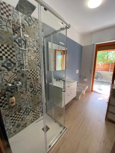 贝特纳斯科il tulipano的一间带玻璃淋浴间和水槽的浴室