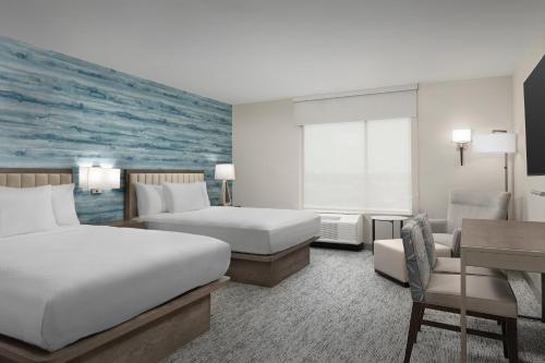 阿比林TownePlace Suites by Marriott Abilene Southwest的酒店客房配有两张床和一张书桌