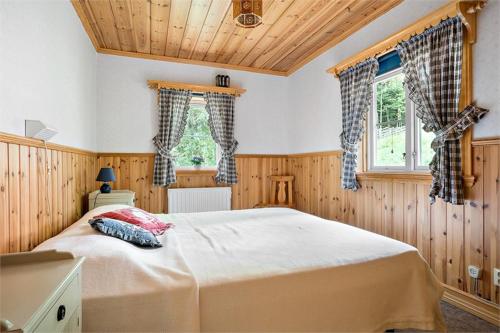 赖特维克Villa Franca Maria的一间卧室设有一张大床和一个窗户。