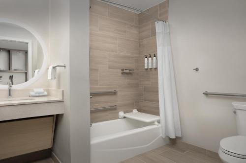 阿比林TownePlace Suites by Marriott Abilene Southwest的带浴缸、卫生间和盥洗盆的浴室