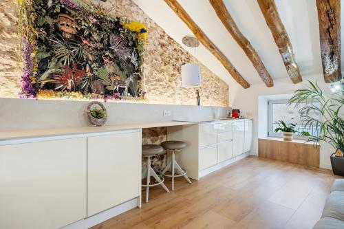 霍斯皮塔勒·德尔英福el Nido 14的厨房配有白色橱柜和砖墙