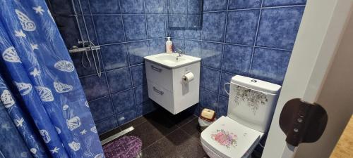 根特Studio Joud的一间带卫生间的浴室和蓝色瓷砖墙