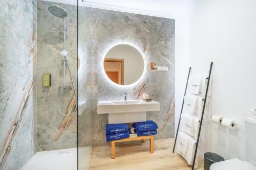 莫尼兹港Studios by Aqua Natura Hotels的一间带水槽和镜子的浴室