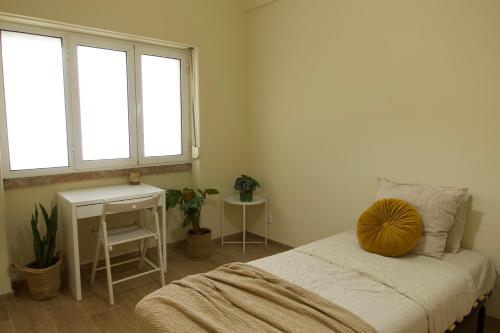 里斯本Lisbon Key Hub - Rooms 1-5的一间卧室配有一张带南瓜的床