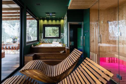 莫诺波利马赛利亚圣塔特雷莎酒店的带浴缸的浴室设有2个木长椅