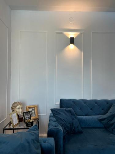 苏佩塔尔Daphne Luxe Retreat -Sea View-King size bed-的客厅配有蓝色的沙发和桌子