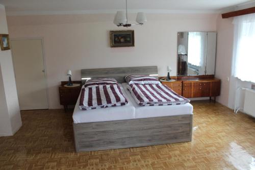 弗里代克-米斯泰克Chalupa pod Lysou horou的一间卧室配有一张带两个枕头的床