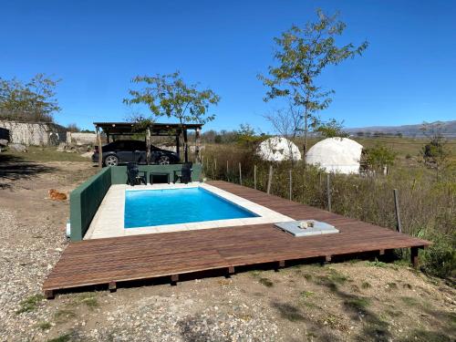 雅卡托镇Villa Nicolasa的一座小型游泳池,旁边设有木甲板,