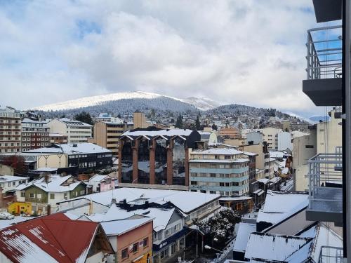 圣卡洛斯-德巴里洛切Bariloche Modern Apartment的一座有雪覆盖的山的城市