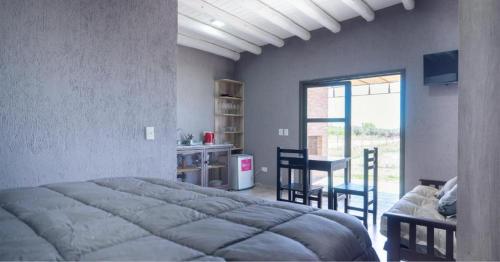 迈普Vista Chachingo Lodge的卧室配有一张床和一张桌子及椅子