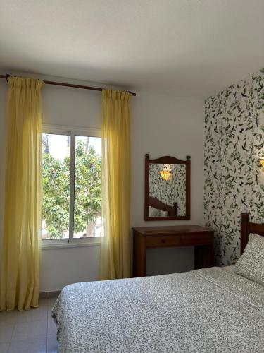 阿德耶Costa Azul Apartamento的一间卧室设有一张床和一个窗口