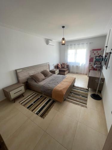 莫纳斯提尔PALM LAKE RESORT FOLLA的一间卧室配有一张大床和地毯。