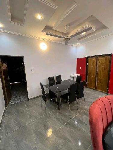 瓦加杜古As résidence meubles E p的一间用餐室,配有黑色的桌子和椅子