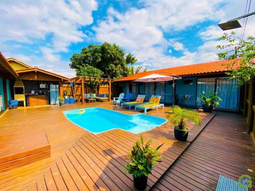 帕罗卡Pousada Inn Nature的木制甲板上带游泳池的庭院