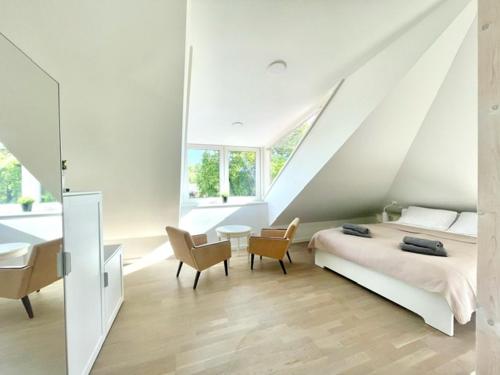 考纳斯Luxury Central Apartment Easy Kaunas的白色卧室配有床、书桌和椅子