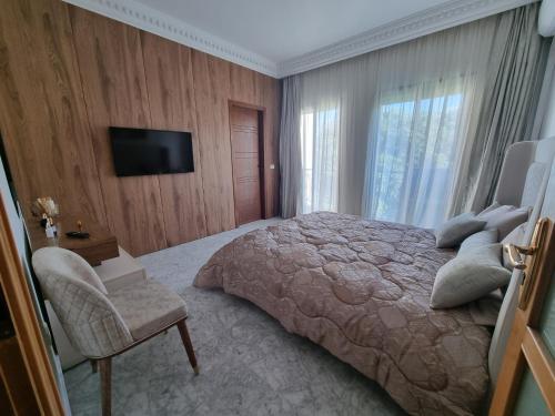 突尼斯Tunis medina的一间卧室配有一张大床和电视