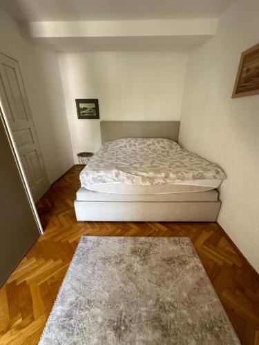 布德瓦Large comfortable one bd apartment Becici-FREE PARKING的一间小卧室,配有床和地毯