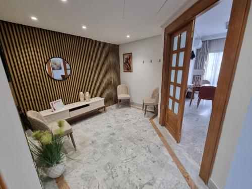 突尼斯Tunis medina的带沙发和镜子的客厅