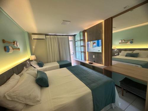 巴雷里尼亚斯Gran Lençois Resort的酒店客房配有两张床和一张书桌