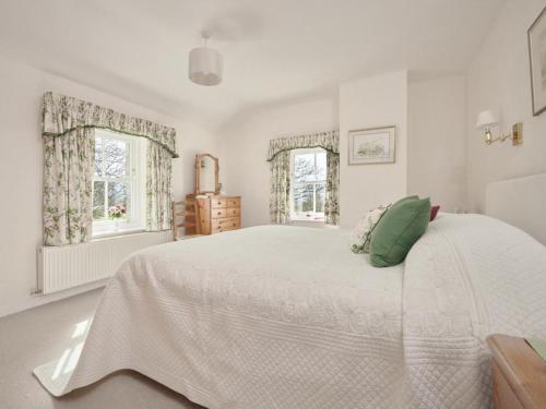 Applethwaite4 Bed in Applethwaite SZ434的白色卧室设有一张大床和两个窗户