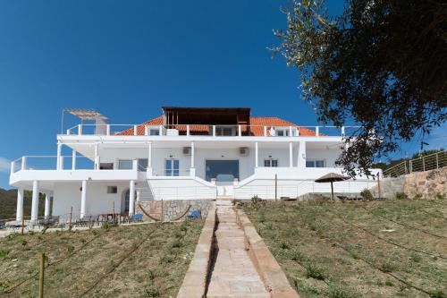 苏尼翁Poseidon Apartments and Villas by the Sea的山顶上一座白色的大房子