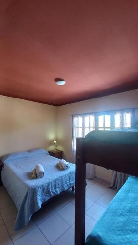 乌玛瓦卡La Rosarito的一间卧室设有两张床和红色天花板