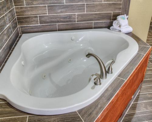 普利茅斯Comfort Suites Plymouth near US-30的带浴缸的浴室和水槽