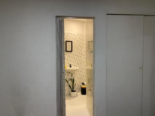卡塔赫纳Habitación Cerca de aeropuerto的一间带水槽和镜子的浴室