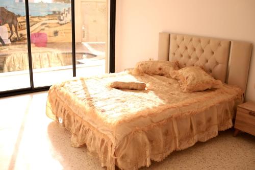 乌姆苏克Dar lamisse Djerba的一间卧室设有一张大床,上面有两只填充动物