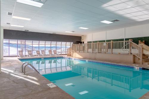 斯廷博特斯普林斯Legacy Vacation Resorts Steamboat Springs Hilltop的大楼内带椅子的大型游泳池