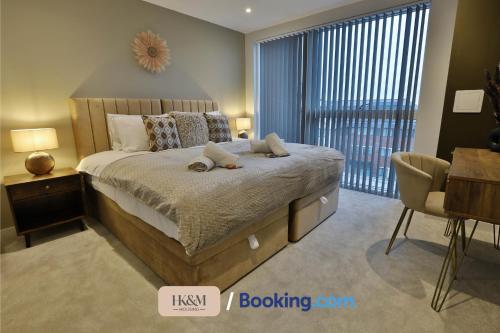 伦敦NEAR WEMBLEY STADIUM, FREE PARKING, 5 MIN FROM BRENT CROSS WEST STATION, SLEEPS 7 By HKM HOUSING Short Lets & Serviced Accommodation Cricklewood & BRENT CROSS的一间卧室配有一张床、一张书桌和一个窗户。