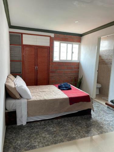 MéridaApartamento tipo estudio的一间卧室,卧室内配有一张大床