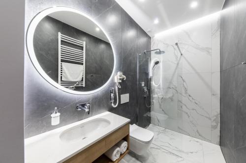 格丁尼亚SQUARE APARTMENTS GDYNIA的一间带水槽和镜子的浴室