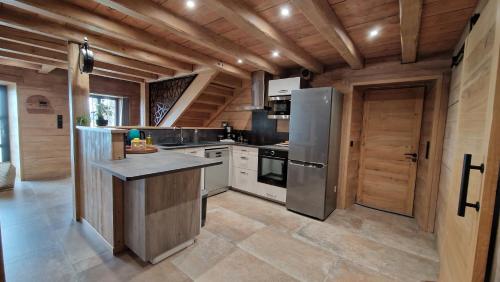 贝斯和圣阿纳斯泰斯La ferme de Jouane的一个带木墙和木制天花板的大厨房