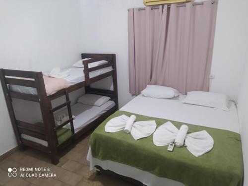 大坎普Hostel Pantanal Experience - Pantanal n' Bonito Tours的一间卧室配有两张床和一张双层床。