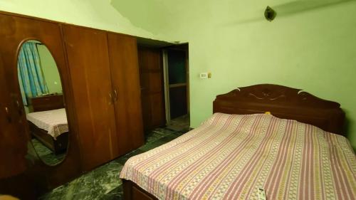 NavelimUshuaia- Entire villa, nestled in nature's embrace的一间卧室配有一张床和一面大镜子