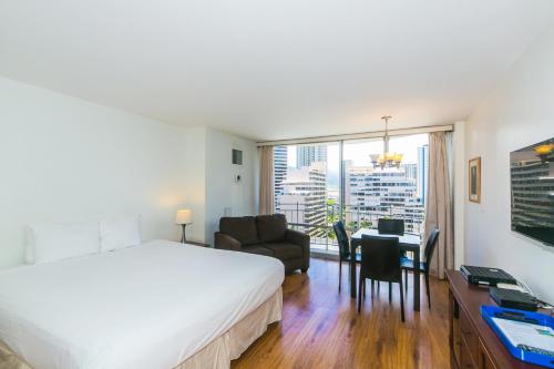 檀香山Ilikai Marina 1383 City View Studio的一间酒店客房,一间设有一张床和一张书桌
