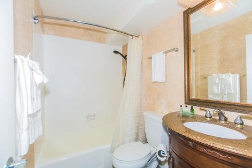 檀香山Ilikai Marina 1383 City View Studio的浴室配有盥洗盆、卫生间和浴缸。