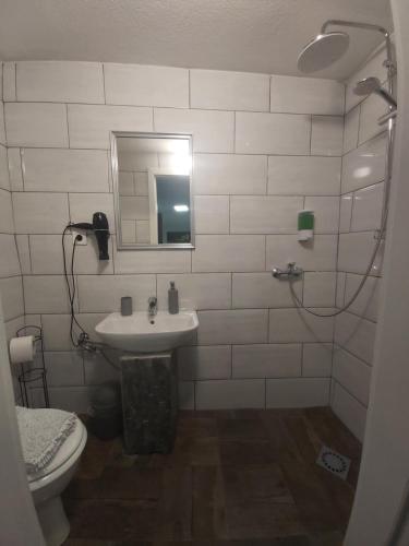 马里博尔Panda Rooms的一间带水槽、卫生间和镜子的浴室