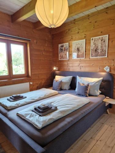 柏林Helle und idyllische 2 Zimmer Wohnung am Rande von Berlin的木墙客房内的一张大床