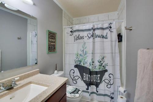 格林斯伯勒Maro's Paradise的一间带水槽和淋浴帘的浴室