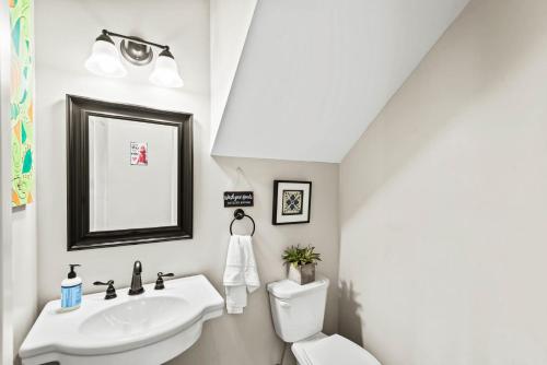 里士满Heart of the City: VCU, Downtown Living with Space & Charm的白色的浴室设有水槽和卫生间。