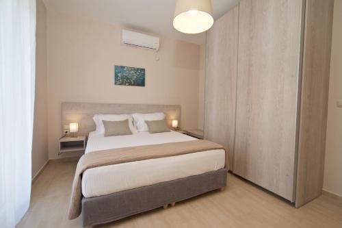 RazátaJasmine Maisonette的一间卧室配有一张大床和两个枕头