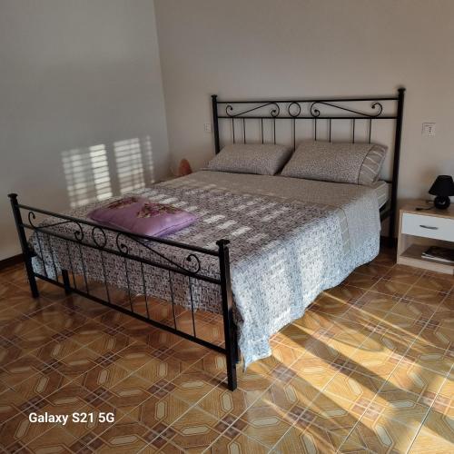 AlsenoB&b da Tommy Casa Vacanze的一间卧室配有一张带金属床架的床